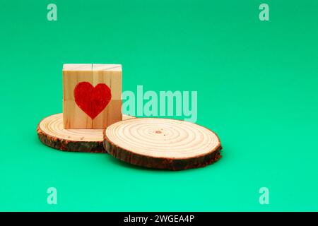 Coeur comme puzzle formant avec des cubes en bois Banque D'Images