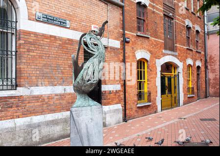 Sculpture commémorative de Rory Gallagher dans la ville de Cork. Statue honorifique en bronze du célèbre guitariste natif de rock & blues dans une place qui lui est dédiée. Banque D'Images