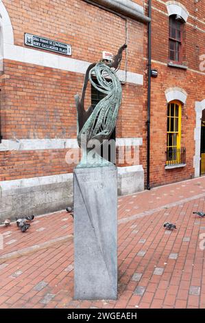Sculpture commémorative de Rory Gallagher dans la ville de Cork. Statue honorifique en bronze du célèbre guitariste natif de rock & blues dans une place qui lui est dédiée. Banque D'Images