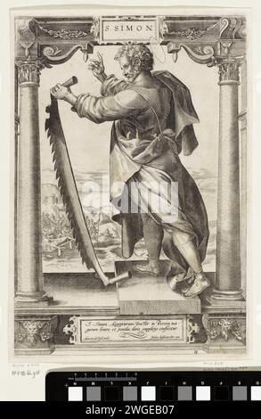 H. Simon Zelotes, Anonyme, d'après Hieronymus Wierix, d'après Jan Ditmaer, d'après Maerten de vos, 1580 - 1613 print Saint Simon Zelotes est, vu au dos, entre deux colonnes dans un accompagnement architectural. Il tient une scie à la main. En arrière-plan, vous pouvez voir comment il est scié en deux. Dans le contexte au bas d'une légende bidirectionnelle en latin. Après impression par : Antwerppublisher : gravure sur papier de Cologne de l'apôtre Simon Zelotes (ou Simon le Cananéen) ; attributs possibles : livre, scie, défilement. colonne, pilier  architecture. Martyre et mort de Simon Zelotes : il est scié en deux, ou battu Banque D'Images