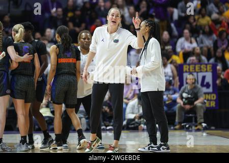 Baton Rouge, LOUISIANE, États-Unis. 04 février 2024. Kelly Rae Finley, entraîneur-chef de la Floride, interroge un appel lors d'un match de basket-ball féminin de la NCAA entre les Gators de Floride et les Tigers de la LSU au Pete Maravich Assembly Center à Baton Rouge, EN LOUISIANE. Jonathan Mailhes/CSM/Alamy Live News Banque D'Images