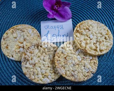 joyeuse célébration festive lohri avec de la nourriture et des noix. Festivals de l'Inde Banque D'Images