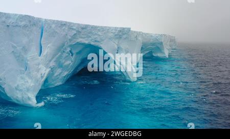 Vue par drone de l'iceberg A23a, le plus grand iceberg de la planète dérivant vers le nord dans l'océan Austral. Banque D'Images