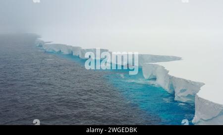 Vue par drone de l'iceberg A23a, le plus grand iceberg de la planète dérivant vers le nord dans l'océan Austral. Banque D'Images