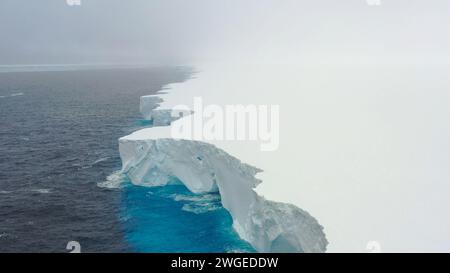 Vue par drone de l'iceberg A23a, le plus grand iceberg de la planète dérivant vers le nord dans l'océan Austral. Banque D'Images