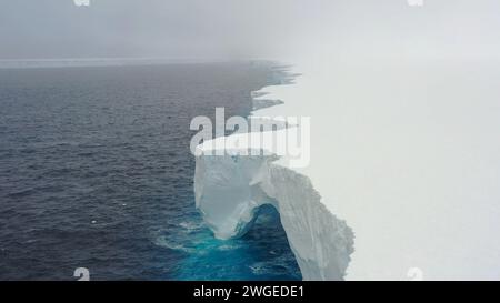 Vue par drone de l'iceberg A23a, le plus grand iceberg de la planète dérivant vers le nord dans l'océan Austral. Banque D'Images