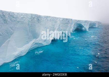 Vue par drone de l'iceberg A23a, le plus grand iceberg de la planète dérivant vers le nord dans l'océan Austral. Banque D'Images