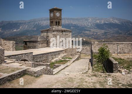 Beaux paysages de la forteresse de Gjirokastër avec des montagnes dans le sud de l'Albanie. Extérieur de la tour de l'horloge dans la nature extérieure pendant la journée d'été. Banque D'Images