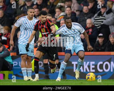 Bournemouth, Royaume-Uni. 30 janvier 2024. Bournemouth, Angleterre, 4 février 2024 : Dominic Solanke de Bournemouth (au centre) affronte Nuno Tavares de Nottingham Forest (à droite) lors du match de Premier League entre Bournemouth et Nottingham Forest au Vitality Stadium de Bournemouth, en Angleterre (David Horton/SPP) crédit : SPP Sport Press photo. /Alamy Live News Banque D'Images