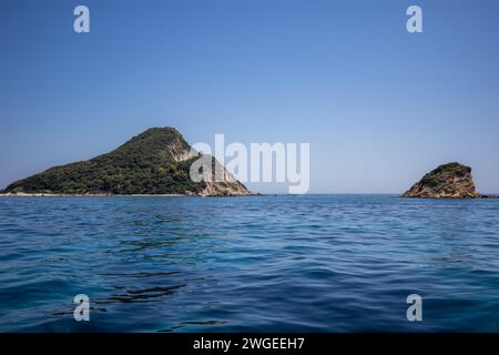 Île aux tortues avec mer Ionienne à Zakynthos. Belle Marathonisi avec de l'eau bleue pendant la journée d'été en Grèce. Banque D'Images