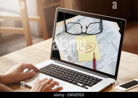 Ordinateur portable affichant 2023 formulaires fiscaux américains avec rappel de la date d'échéance des taxes Banque D'Images