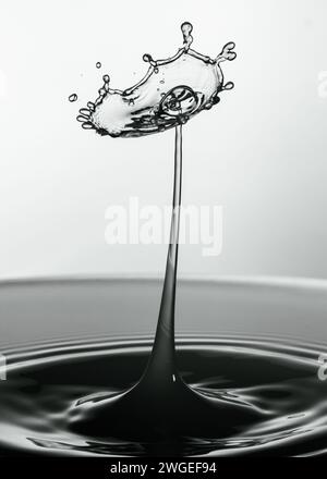 High Key Black and White Splash Art, photographie macro de collision d'eau Banque D'Images