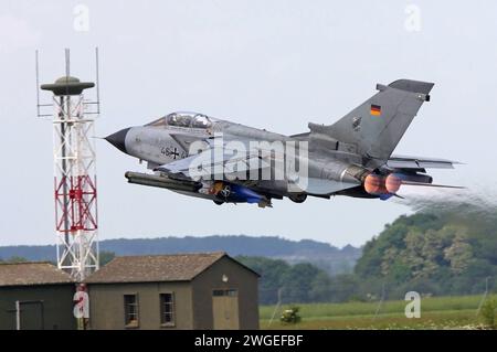 Ein Kampfflugzeug der deutschen Luftwaffe vom Typ Tornado ECR beim Tiger rencontre à Cambrai 2011. Ein Kampfflugzeug der deutschen Luftwaffe vom Typ Tornado ECR beim Tiger rencontre à Cambrai 2011. *** Un avion de chasse Tornado ECR de l'armée de l'air allemande à la réunion de Tiger à Cambrai 2011 Un avion de chasse Tornado ECR de l'armée de l'air allemande à la réunion de Tiger à Cambrai 2011 Banque D'Images