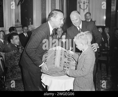 12 octobre 1948. Amsterdam, pays-Bas. L'acteur américain Douglas Fairbanks distribue un paquet de nourriture à l'hôtel Amstel. Banque D'Images