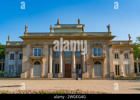 Palais sur l'île, connu sous le nom de Palais des bains, dans le Parc Royal des bains, Varsovie, Pologne Banque D'Images