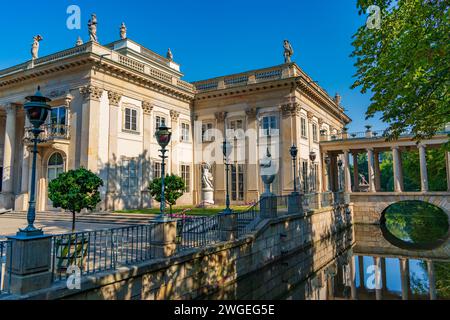 Palais sur l'île, connu sous le nom de Palais des bains, dans le Parc Royal des bains, Varsovie, Pologne Banque D'Images