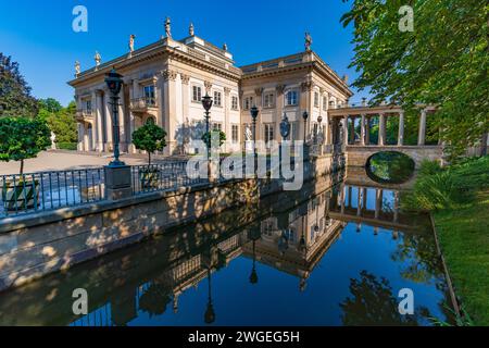 Palais sur l'île, connu sous le nom de Palais des bains, dans le Parc Royal des bains, Varsovie, Pologne Banque D'Images