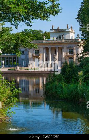 Palais sur l'île, connu sous le nom de Palais des bains, dans le Parc Royal des bains, Varsovie, Pologne Banque D'Images