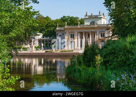 Palais sur l'île, connu sous le nom de Palais des bains, dans le Parc Royal des bains, Varsovie, Pologne Banque D'Images