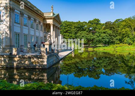 Palais sur l'île, connu sous le nom de Palais des bains, dans le Parc Royal des bains, Varsovie, Pologne Banque D'Images