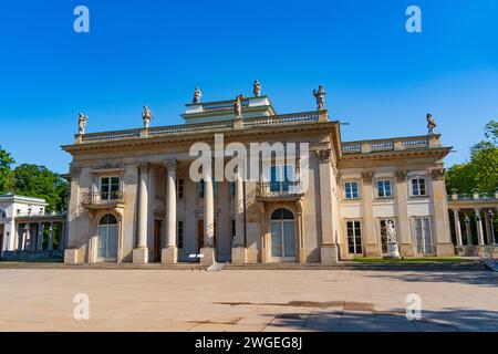 Palais sur l'île, connu sous le nom de Palais des bains, dans le Parc Royal des bains, Varsovie, Pologne Banque D'Images