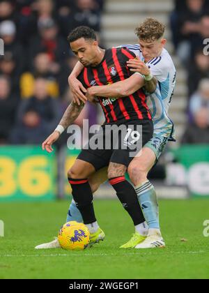 Bournemouth, Royaume-Uni. 30 janvier 2024. Bournemouth, Angleterre, 4 février 2024 : Justin Kluivert de Bournemouth (à gauche) est attaqué par derrière par Ryan Yates de Nottingham Forest (à droite) lors du match de Premier League entre Bournemouth et Nottingham Forest au Vitality Stadium de Bournemouth, en Angleterre (David Horton/SPP) crédit : SPP Sport Press photo. /Alamy Live News Banque D'Images
