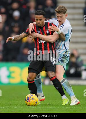 Bournemouth, Royaume-Uni. 30 janvier 2024. Bournemouth, Angleterre, 4 février 2024 : Justin Kluivert de Bournemouth (à gauche) est attaqué par derrière par Ryan Yates de Nottingham Forest (à droite) lors du match de Premier League entre Bournemouth et Nottingham Forest au Vitality Stadium de Bournemouth, en Angleterre (David Horton/SPP) crédit : SPP Sport Press photo. /Alamy Live News Banque D'Images