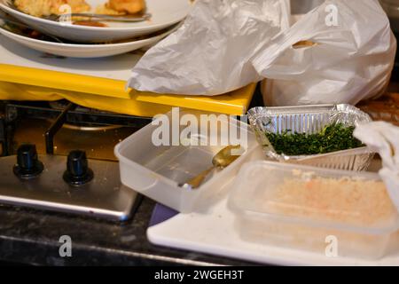 Laissé sur le plan de travail des plats chinois à emporter Banque D'Images