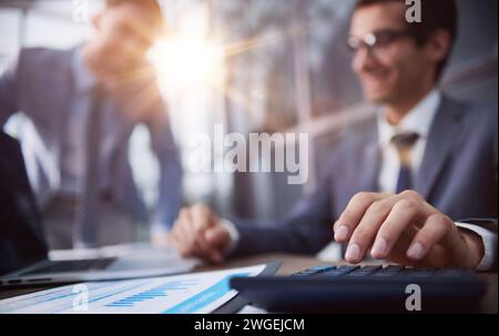 L'homme d'affaires le calcul de budgets, factures et conseiller financier à travailler. Banque D'Images