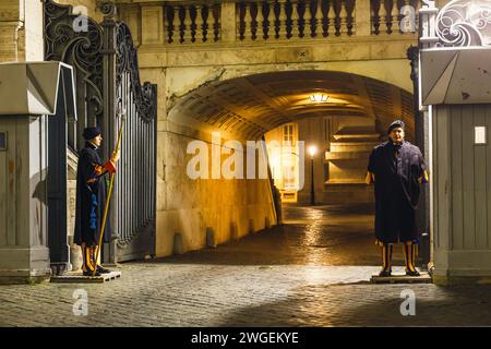 Cité du Vatican, Rome - 24 novembre 2023 : Garde suisse papale en uniforme. Actuellement, le nom de Garde suisse fait généralement référence à la Garde suisse pontificale de la Banque D'Images