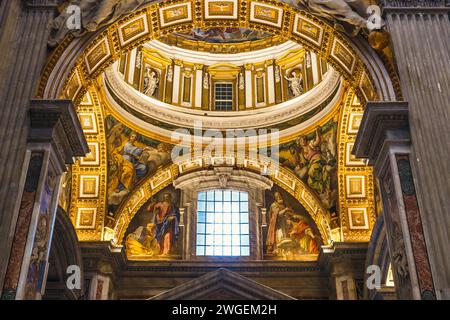 Vatican, Italie - 25 novembre 2023 : intérieur de St. Fresque de plafond de la basilique de Pierre, Vatican, Italie. Banque D'Images