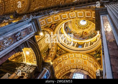 Vatican, Italie - 25 novembre 2023 : intérieur de St. Fresque de plafond de la basilique de Pierre, Vatican, Italie. Banque D'Images