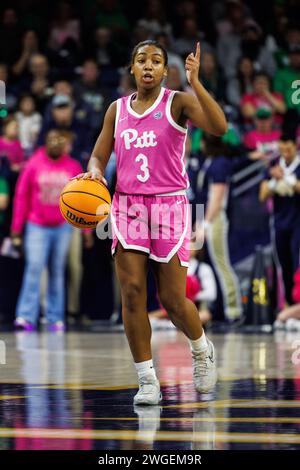 South Bend, Indiana, États-Unis. 04 février 2024. Jasmine Timmerson (3) dirige l'attaque lors du match de basket-ball féminin de la NCAA entre les Panthers de Pittsburgh et les Irish de notre Dame au Purcell Pavilion au Joyce Center à South Bend, Indiana. John Mersits/CSM/Alamy Live News Banque D'Images