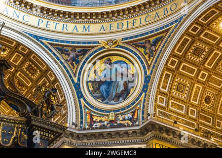 Vatican, Italie - 25 novembre 2023 : intérieur de St. Fresque de plafond de la basilique de Pierre, Vatican, Italie. Banque D'Images