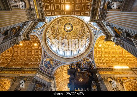 Vatican, Italie - 25 novembre 2023 : intérieur de St. Fresque de plafond de la basilique de Pierre, Vatican, Italie. Banque D'Images