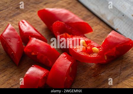 Macro gros plan sur les piments rouges pepperoni hachés Banque D'Images