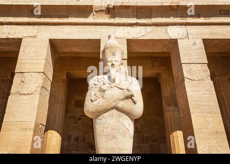 Statue de Pharoah Hatshepsout dans le temple mortuaire de Hatshepsout dans la vallée des Rois près de Louxor, en Égypte Banque D'Images