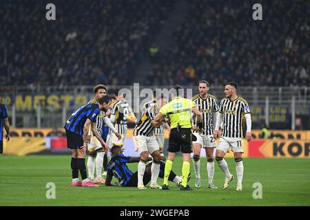 Milan, Italie. 4 février 2024 L'arbitre Fabio Maresca montre un carton jaune à Danilo du FC Juventus lors du match de football italien Serie A entre l'Inter FC Internazionale et le FC Juventus le 4 février 2024 au stade Giuseppe Meazza San Siro Siro de Milan, Italie. Crédit : Tiziano Ballabio/Alamy Live News Banque D'Images