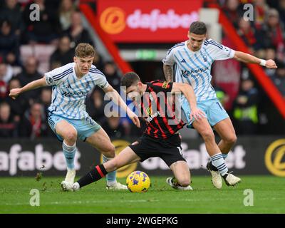 Bournemouth, Royaume-Uni. 30 janvier 2024. Bournemouth, Angleterre, 4 février 2024 : Ryan Christie de Bournemouth (au centre) affronte Ryan Yates de Nottingham Forest (à gauche) et Nicolas Dominguez (à droite) lors du match de Premier League entre Bournemouth et Nottingham Forest au Vitality Stadium de Bournemouth, en Angleterre (David Horton/SPP) crédit : SPP Sport Press photo. /Alamy Live News Banque D'Images