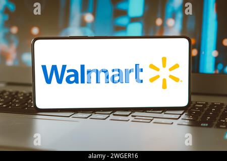 Dans cette illustration, le logo Walmart, Inc. S'affiche sur l'écran d'un smartphone. Banque D'Images