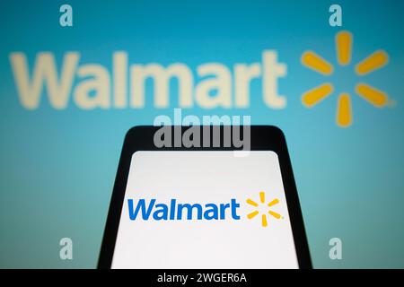 Sur cette photo, le logo Walmart, Inc. Est affiché sur l'écran d'un smartphone et en arrière-plan. Banque D'Images