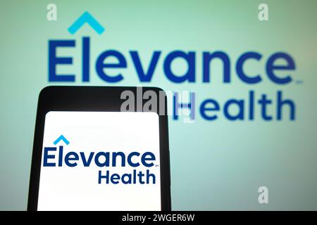 Sur cette photo, le logo Elevance Health est affiché sur l'écran d'un smartphone et en arrière-plan. Banque D'Images