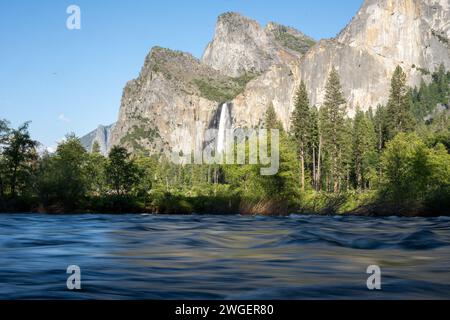 La rivière Merced coule doucement sous les chutes Roaring Bridalveil à Yosemite Banque D'Images