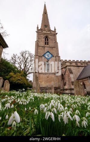 Uffington, Royaume-Uni. 4 février 2024. Un tapis de gouttes de neige dans le cimetière de St. Michael's and All Angels Church dans le magnifique village d'Uffington près de Stamford, Lincolnshire, Angleterre, Royaume-Uni. Crédit : Jonathan Clarke/Alamy Live News Banque D'Images