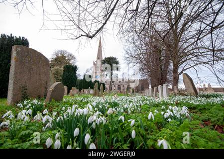 Uffington, Royaume-Uni. 4 février 2024. Un tapis de gouttes de neige dans le cimetière de St. Michael's and All Angels Church dans le magnifique village d'Uffington près de Stamford, Lincolnshire, Angleterre, Royaume-Uni. Crédit : Jonathan Clarke/Alamy Live News Banque D'Images