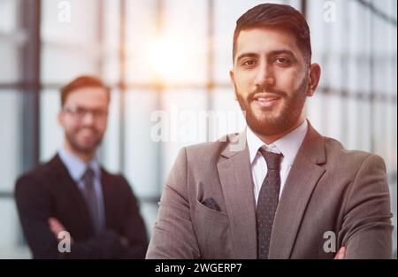 Des collègues souriant et posant pour la caméra avant une réunion de travail. Banque D'Images