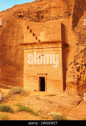 Ancienne architecture nabatéenne sculptée sur un mur de grès orange à Jabal Al Ahmar, Hegra en Arabie Saoudite, 18 tombes anciennes sont situées ici, 111 dans Whole Ma Banque D'Images