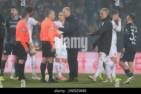 Bochum, Deutschland. 03 février 2024. Firo : 03.02.2024 football, football, 1e ligue, 1e Bundesliga, saison 2023/2024 VfL Bochum 1848 - FC Augsburg 1:1 entraîneur : Jess Thorup, FCA avec l'équipe d'arbitre après la fin du match crédit : dpa / Alamy Live News Banque D'Images