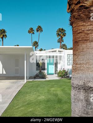 Maison moderne blanche du milieu du siècle avec une porte bleu vert à Palm Springs, Californie Banque D'Images