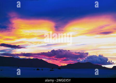 Coucher de soleil coloré dynamique au parc national de White Sands Banque D'Images